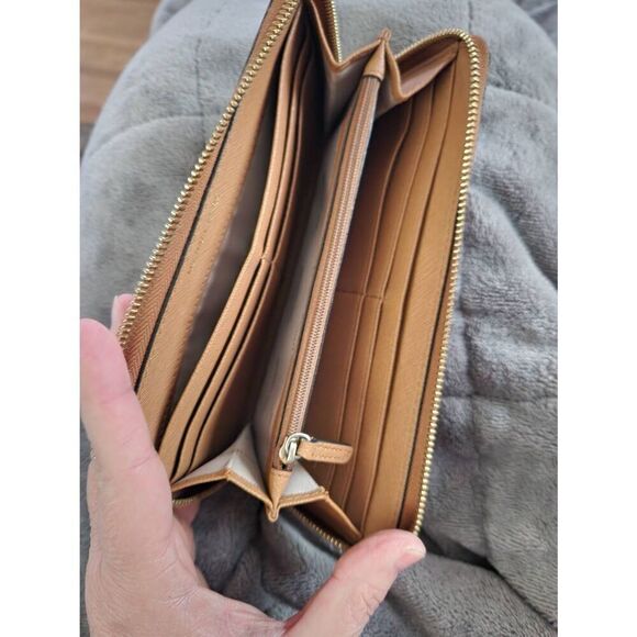 Michael Kors Jet Set Travel Large Continental Wristlet (Camel). - Picture 4 of 13